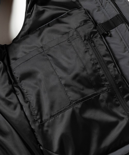 meanswhile(ミーンズワイル)の「Side Slit Padding Vest(ベスト・メンズ・ベージュ系その他/チャコール・3(L)/2(M)/1(S))」の9枚目の写真