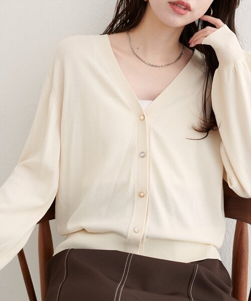 natural couture（ナチュラルクチュール）の「【WEB限定】いろいろ釦ベーシックカーデ（カーディガン/ボレロ・レディース・ネイビー/グレー/オフホワイト/ブラック/ピンクベージュ・FREE）」の6枚目の写真