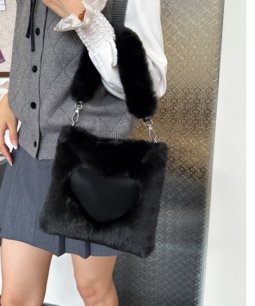 shoppinggo（ショッピングゴー）の「ファーバッグ ハート ミニトートバッグ 肩掛け 秋冬 女性 大人 手提げバッグ（トートバッグ・レディース・ベージュ/ブラック/ホワイト/キャメル/ピンク・FREE）」の15枚目の写真