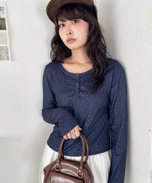SOLLON.(ソルロン)の「小花柄ヘンリーネックリブトップス(Tシャツ/カットソー・レディース・ネイビー/アイボリー/グレー・FREE)」の3枚目の写真