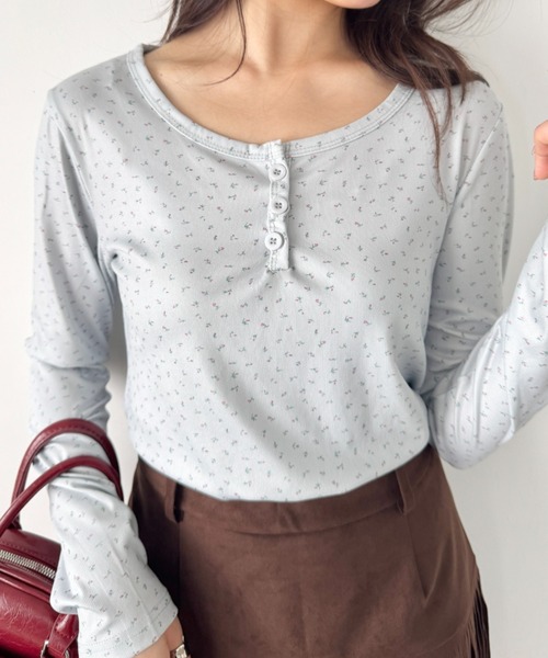 SOLLON.(ソルロン)の「小花柄ヘンリーネックリブトップス(Tシャツ/カットソー・レディース・ネイビー/アイボリー/グレー・FREE)」の2枚目の写真