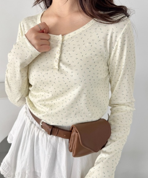 SOLLON.(ソルロン)の「小花柄ヘンリーネックリブトップス(Tシャツ/カットソー・レディース・ネイビー/アイボリー/グレー・FREE)」の1枚目の写真
