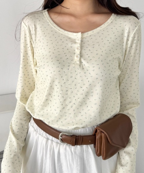 SOLLON.(ソルロン)の「小花柄ヘンリーネックリブトップス(Tシャツ/カットソー・レディース・ネイビー/アイボリー/グレー・FREE)」の5枚目の写真
