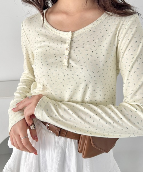 SOLLON.(ソルロン)の「小花柄ヘンリーネックリブトップス(Tシャツ/カットソー・レディース・ネイビー/アイボリー/グレー・FREE)」の6枚目の写真