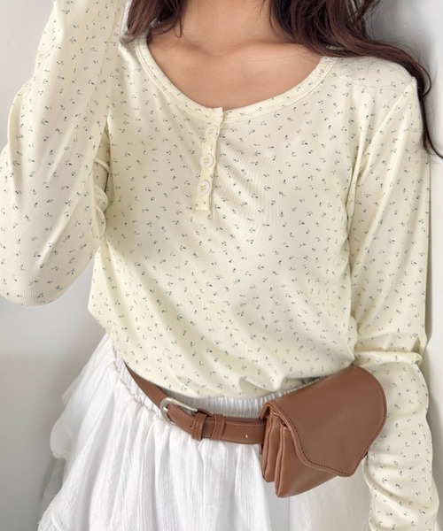 SOLLON.(ソルロン)の「小花柄ヘンリーネックリブトップス(Tシャツ/カットソー・レディース・ネイビー/アイボリー/グレー・FREE)」の4枚目の写真