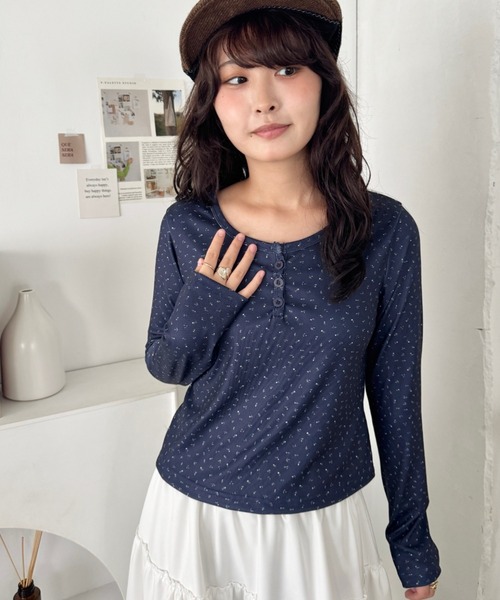 SOLLON.(ソルロン)の「小花柄ヘンリーネックリブトップス(Tシャツ/カットソー・レディース・ネイビー/アイボリー/グレー・FREE)」の11枚目の写真