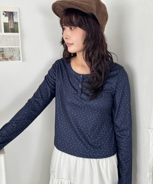 SOLLON.(ソルロン)の「小花柄ヘンリーネックリブトップス(Tシャツ/カットソー・レディース・ネイビー/アイボリー/グレー・FREE)」の13枚目の写真