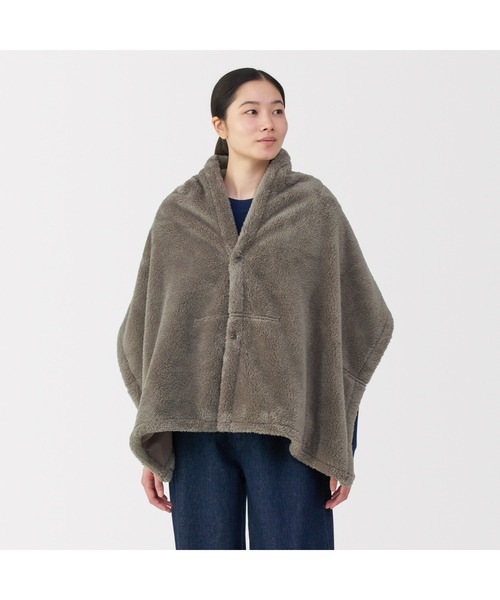 無印良品(ムジルシリョウヒン)の「再生ポリエステルあったかボア ケープ(ストール/ショール・レディース・ブラウン系/ライトベージュ/ブラック・FREE)」の2枚目の写真