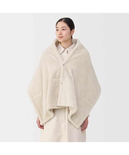 無印良品(ムジルシリョウヒン)の「再生ポリエステルあったかボア ケープ(ストール/ショール・レディース・ブラウン系/ライトベージュ/ブラック・FREE)」の3枚目の写真