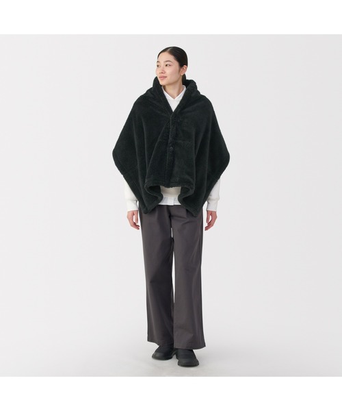 無印良品(ムジルシリョウヒン)の「再生ポリエステルあったかボア ケープ(ストール/ショール・レディース・ブラウン系/ライトベージュ/ブラック・FREE)」の4枚目の写真
