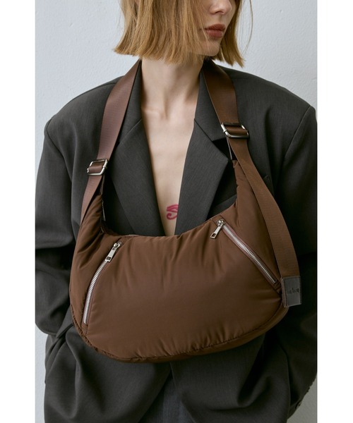 un/neu（アンノイ）の「ソフトパテッドラウンドバッグ / ショルダーバッグ / ペットボトル収納可能 / 軽量（ショルダーバッグ・レディース・ブラウン/アイボリー/ブラック・FREE）」の4枚目の写真