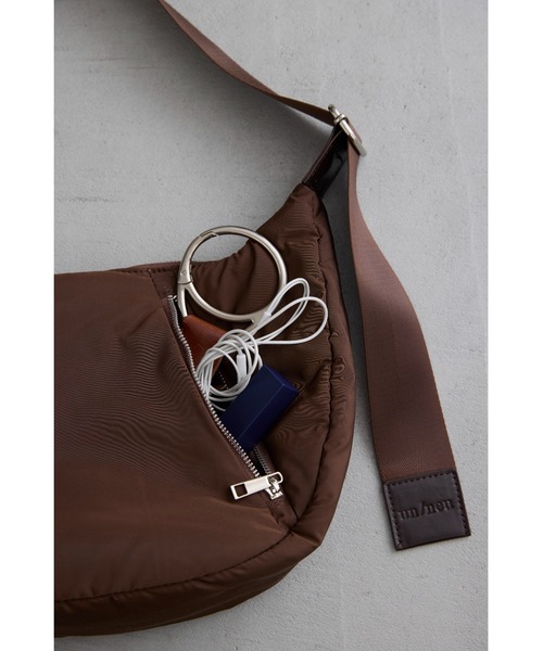 un/neu（アンノイ）の「ソフトパテッドラウンドバッグ / ショルダーバッグ / ペットボトル収納可能 / 軽量（ショルダーバッグ・レディース・ブラウン/アイボリー/ブラック・FREE）」の10枚目の写真