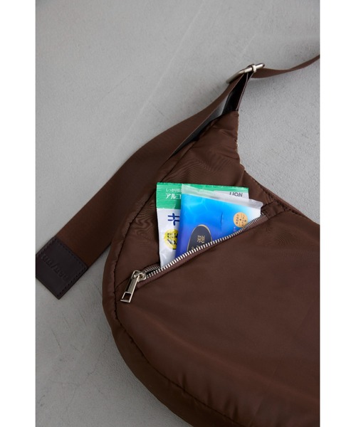 un/neu（アンノイ）の「ソフトパテッドラウンドバッグ / ショルダーバッグ / ペットボトル収納可能 / 軽量（ショルダーバッグ・レディース・ブラウン/アイボリー/ブラック・FREE）」の9枚目の写真