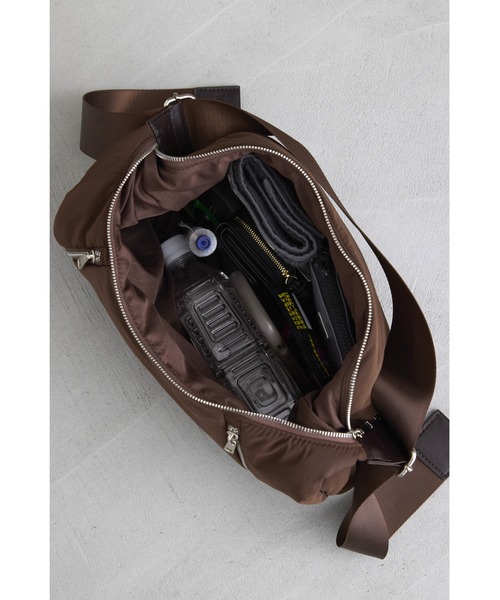 un/neu（アンノイ）の「ソフトパテッドラウンドバッグ / ショルダーバッグ / ペットボトル収納可能 / 軽量（ショルダーバッグ・レディース・ブラウン/アイボリー/ブラック・FREE）」の12枚目の写真