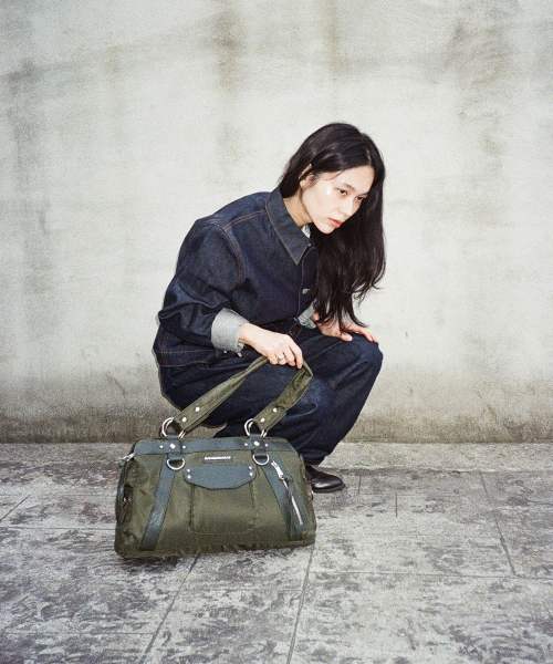 IUGAMAKARAS(イウガマカラス)の「Studded Nylon Shoulder Bag (Khaki)(ショルダーバッグ・レディース・その他・FREE)」の3枚目の写真