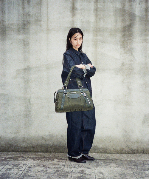 IUGAMAKARAS(イウガマカラス)の「Studded Nylon Shoulder Bag (Khaki)(ショルダーバッグ・レディース・その他・FREE)」の4枚目の写真