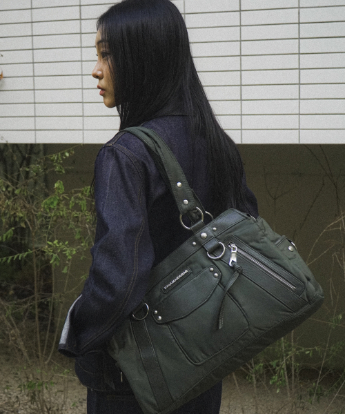 IUGAMAKARAS(イウガマカラス)の「Studded Nylon Shoulder Bag (Khaki)(ショルダーバッグ・レディース・その他・FREE)」の7枚目の写真