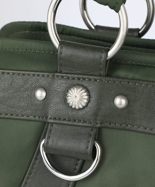 IUGAMAKARAS(イウガマカラス)の「Studded Nylon Shoulder Bag (Khaki)(ショルダーバッグ・レディース・その他・FREE)」の16枚目の写真