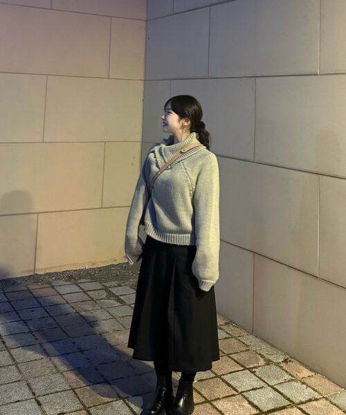 MUSINSA STANDARD WOMAN（ムシンサスタンダードウーマン）の「レディースプリーツミディスカート[ブラック]（スカート・レディース・その他・SMALL/MEDIUM/LARGE/X-SMALL）」の4枚目の写真