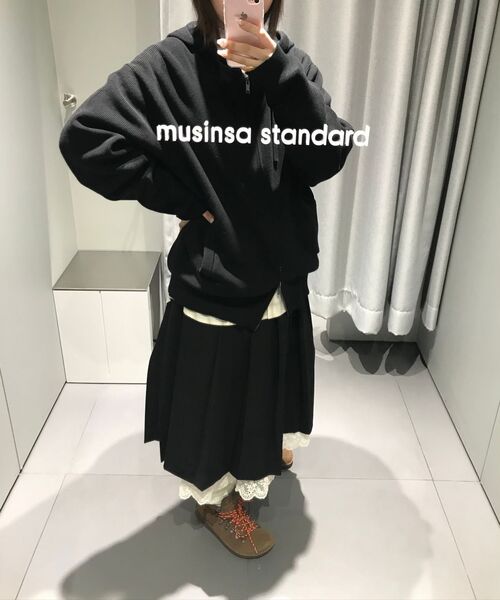 MUSINSA STANDARD WOMAN（ムシンサスタンダードウーマン）の「レディースプリーツミディスカート[ブラック]（スカート・レディース・その他・SMALL/MEDIUM/LARGE/X-SMALL）」の5枚目の写真