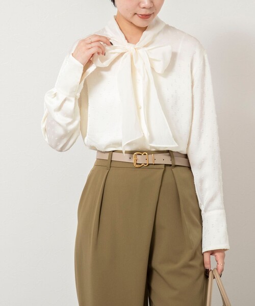NOLLEY’S Sophi(ノーリーズソフィ)の「ウォッシャブルサテンドビーボウタイブラウス(シャツ/ブラウス・レディース・オフホワイト/ブラック・38)」の2枚目の写真