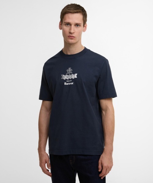 Barbour(バブアー)の「Barbour Barbour x Baracuta Vinyl Os T-Shirt(バブアー バブアー x バラクータ バイナル オーバーサイズ Tシャツ)(Tシャツ/カットソー・メンズ・グレー系/ネイビー・LARGE/MEDIUM/X-LARGE)」の1枚目の写真