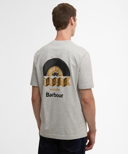 Barbour(バブアー)の「Barbour Barbour x Baracuta Vinyl Os T-Shirt(バブアー バブアー x バラクータ バイナル オーバーサイズ Tシャツ)(Tシャツ/カットソー・メンズ・グレー系/ネイビー・LARGE/MEDIUM/X-LARGE)」の4枚目の写真