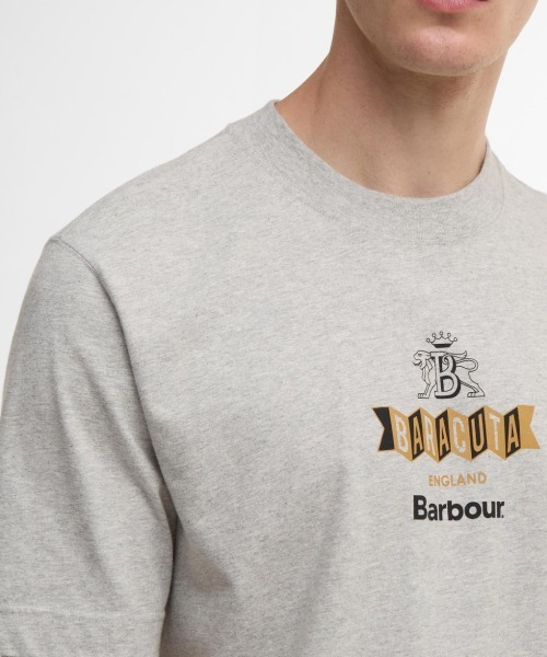 Barbour(バブアー)の「Barbour Barbour x Baracuta Vinyl Os T-Shirt(バブアー バブアー x バラクータ バイナル オーバーサイズ Tシャツ)(Tシャツ/カットソー・メンズ・グレー系/ネイビー・LARGE/MEDIUM/X-LARGE)」の5枚目の写真