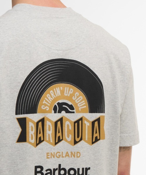 Barbour(バブアー)の「Barbour Barbour x Baracuta Vinyl Os T-Shirt(バブアー バブアー x バラクータ バイナル オーバーサイズ Tシャツ)(Tシャツ/カットソー・メンズ・グレー系/ネイビー・LARGE/MEDIUM/X-LARGE)」の6枚目の写真