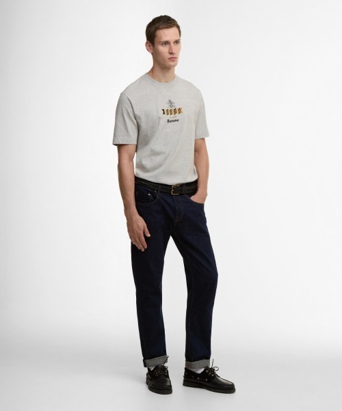 Barbour(バブアー)の「Barbour Barbour x Baracuta Vinyl Os T-Shirt(バブアー バブアー x バラクータ バイナル オーバーサイズ Tシャツ)(Tシャツ/カットソー・メンズ・グレー系/ネイビー・LARGE/MEDIUM/X-LARGE)」の8枚目の写真