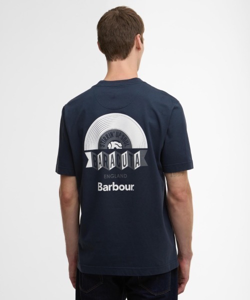 Barbour(バブアー)の「Barbour Barbour x Baracuta Vinyl Os T-Shirt(バブアー バブアー x バラクータ バイナル オーバーサイズ Tシャツ)(Tシャツ/カットソー・メンズ・グレー系/ネイビー・LARGE/MEDIUM/X-LARGE)」の10枚目の写真
