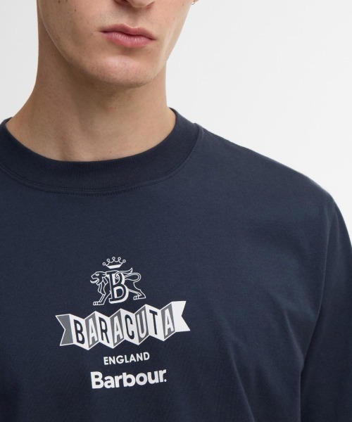 Barbour(バブアー)の「Barbour Barbour x Baracuta Vinyl Os T-Shirt(バブアー バブアー x バラクータ バイナル オーバーサイズ Tシャツ)(Tシャツ/カットソー・メンズ・グレー系/ネイビー・LARGE/MEDIUM/X-LARGE)」の11枚目の写真