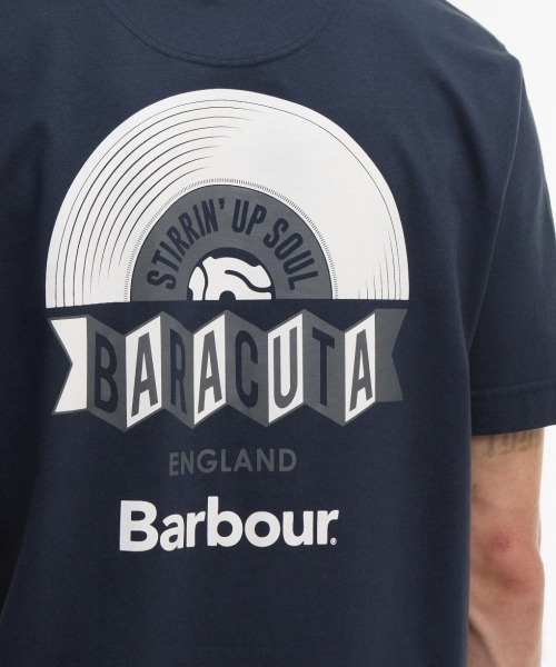 Barbour(バブアー)の「Barbour Barbour x Baracuta Vinyl Os T-Shirt(バブアー バブアー x バラクータ バイナル オーバーサイズ Tシャツ)(Tシャツ/カットソー・メンズ・グレー系/ネイビー・LARGE/MEDIUM/X-LARGE)」の12枚目の写真