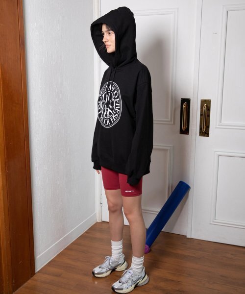 MENASOO(ミナス)の「UNISEX CIRCLE LOGO HOODIE_BK(パーカー・レディース・ブラック・1)」の2枚目の写真