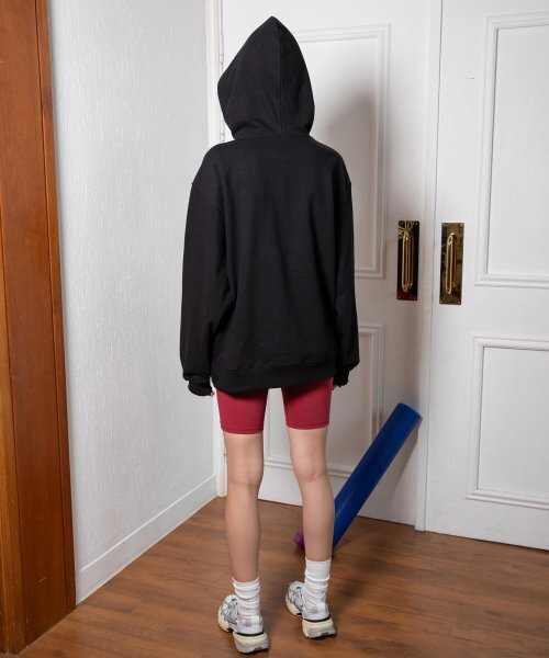 MENASOO(ミナス)の「UNISEX CIRCLE LOGO HOODIE_BK(パーカー・レディース・ブラック・1)」の3枚目の写真