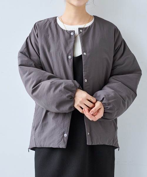 ビューティアンドユース ダウンジャケット マフラー付き ノーカラー ダークグレー ROGER AND RAW（ロジャーアンドロウ）の「マフラー付ノーカラーダック