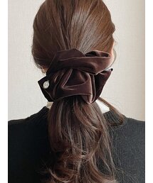 OAR（オーエーアール）の「Vintage Velvet Drop Cameo Wide Scrunchie [Brown]（シュシュ）」