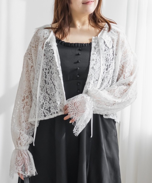 CLETTE(クレット)の「CLETTEオリジナルリボンタイスカラップレースブラウス(シャツ/ブラウス・レディース・ブラック/ホワイト・4L/3L/LL)」の1枚目の写真
