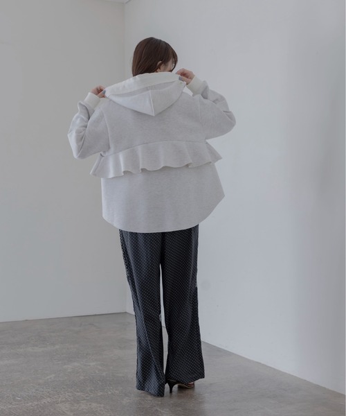 Eimee Law（エイミーロウ）の「ボンディング ジップフリルフーディ（パーカー・レディース・ライトグレー/ブラック/アイボリー・FREE）」の9枚目の写真