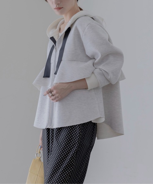 Eimee Law（エイミーロウ）の「ボンディング ジップフリルフーディ（パーカー・レディース・ライトグレー/ブラック/アイボリー・FREE）」の4枚目の写真