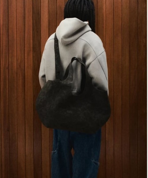 BEAMS T(ビームスティー)の「【別注】Seventh / MICROFIBRE CRUISE TOTE BAG(トートバッグ・メンズ・ブラック・ONE SIZE)」の1枚目の写真