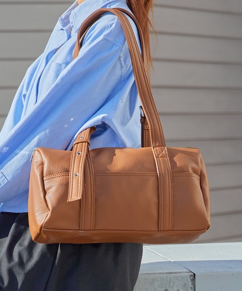 AO2(アオズ)の「Faux Leather 2-Way Shoulder Bag with Pockets / マチあり フェイクレザー2WAYショルダーバッグ 秋 秋服 2026年秋冬(ショルダーバッグ・レディース・ブラック/ホワイト/ブラウン/ベージュ・FREE)」の4枚目の写真