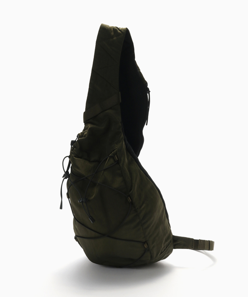C.P. COMPANY（シーピーカンパニー）の「C.P.Company / シーピーカンパニー NYLON B CROSSBODY BACKPACK（バックパック/リュック・メンズ・カーキ/ネイビー/ブラック・FREE）」の2枚目の写真