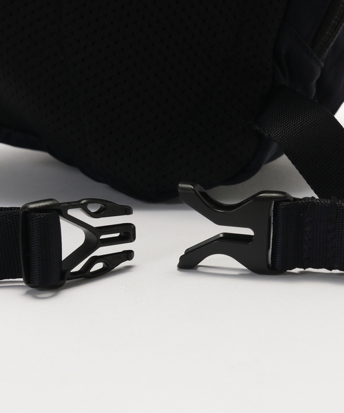 C.P. COMPANY（シーピーカンパニー）の「C.P.Company / シーピーカンパニー NYLON B CROSSBODY BACKPACK（バックパック/リュック・メンズ・カーキ/ネイビー/ブラック・FREE）」の7枚目の写真