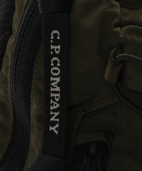 C.P. COMPANY（シーピーカンパニー）の「C.P.Company / シーピーカンパニー NYLON B CROSSBODY BACKPACK（バックパック/リュック・メンズ・カーキ/ネイビー/ブラック・FREE）」の5枚目の写真