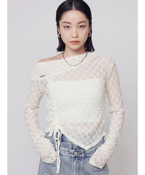 EMODA（エモダ）の「アシンメトリーオフショルダートップ（Tシャツ/カットソー・レディース・ベージュ/アイボリー/ブラック・FREE）」の4枚目の写真