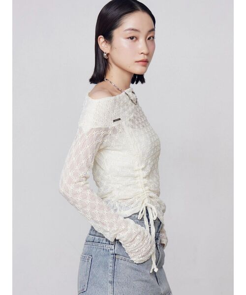 EMODA（エモダ）の「アシンメトリーオフショルダートップ（Tシャツ/カットソー・レディース・ベージュ/アイボリー/ブラック・FREE）」の5枚目の写真