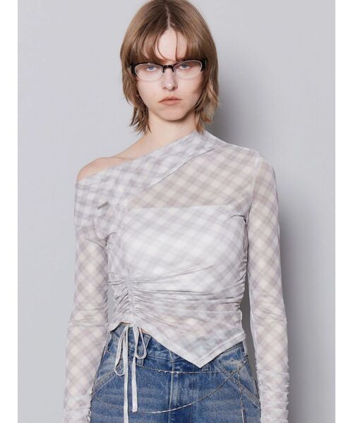 EMODA（エモダ）の「アシンメトリーオフショルダートップ（Tシャツ/カットソー・レディース・ベージュ/アイボリー/ブラック・FREE）」の13枚目の写真