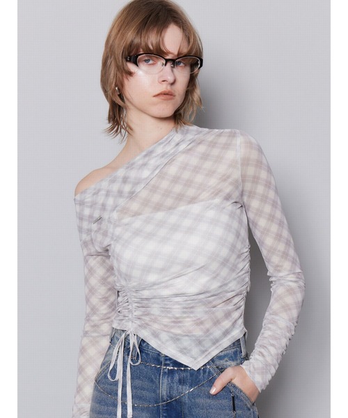 EMODA（エモダ）の「アシンメトリーオフショルダートップ（Tシャツ/カットソー・レディース・ベージュ/アイボリー/ブラック・FREE）」の3枚目の写真