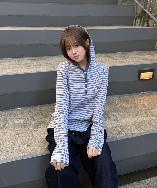 AWESOME STUDIO(オーサムスタジオ)の「ストライプボタンフードTシャツディープブルー(パーカー・レディース・ライトブルー・FREE)」の2枚目の写真